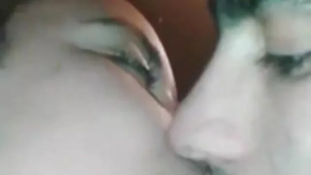 Kvalitatīvs :  Nolaizījusi un izsūkusi viņa garo stabu, viņa uzsīsies uz tā Cool porno filmas 