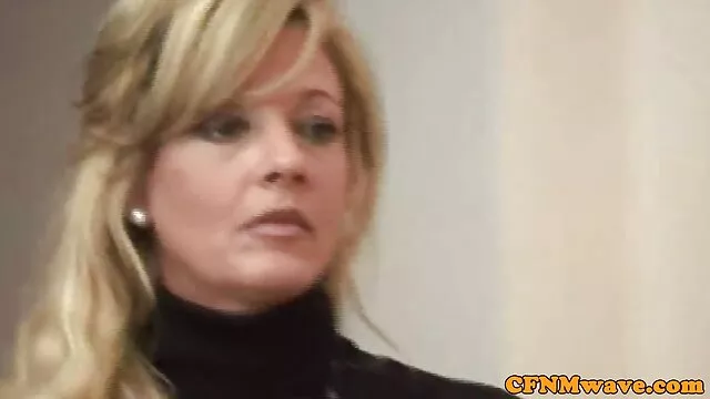 Kvalitatīvs :  Sarkanmatainā meitene lec pa milzīgo BBC, līdz incītis ir slapjš Cool porno filmas 