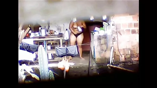 Kvalitatīvs :  Brunete mēģina trijatā ar vecāku draugu un pamammu Cool porno filmas 