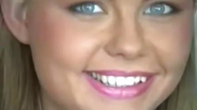 Kvalitatīvs :  Aizraujošā meitene sniedz karstu minetu POV stilā Cool porno filmas 