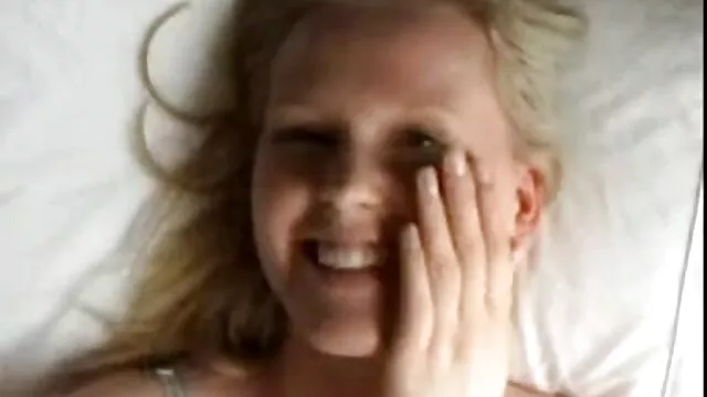 Kvalitatīvs :  Blondīne ar iecirtīgām krūtīm tiek sasista vecāka mīļākā Cool porno filmas 