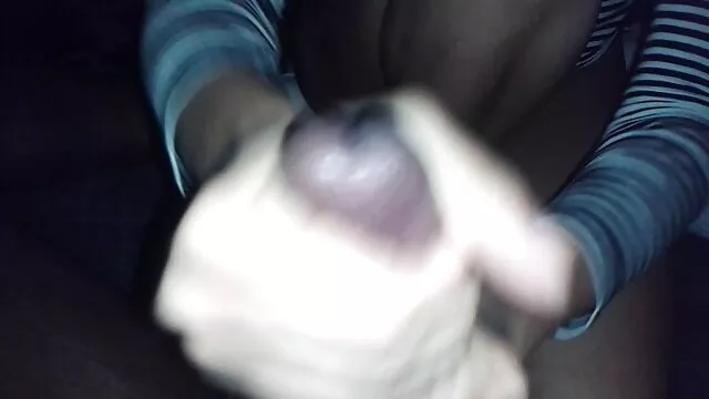 Kvalitatīvs :  Eleganta MILF hottie savaldzina nerdy vecīti vannas istabā Cool porno filmas 