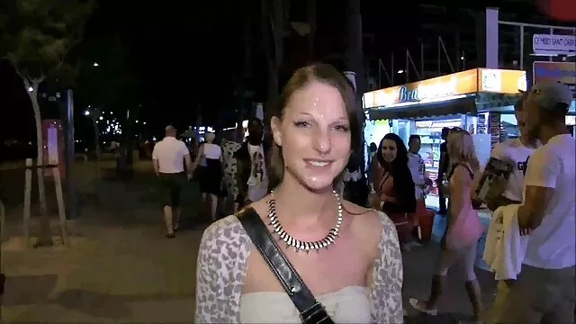 Kvalitatīvs :  Burvīga pusaudžu meitene, kas laiza savu smuku Cool porno filmas 