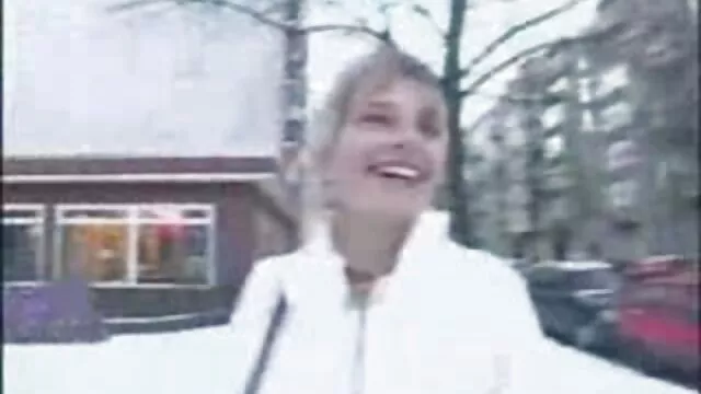 Kvalitatīvs :  Mežonīgā kalpone pāriet no mājas tīrīšanas uz sūkšanu Cool porno filmas 
