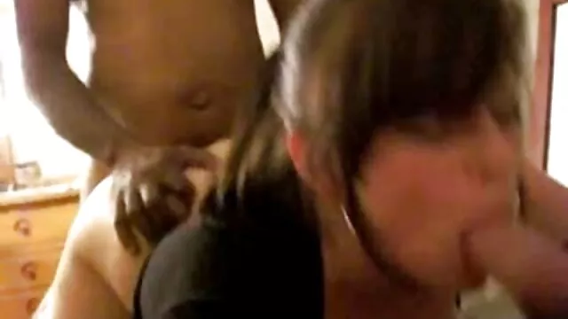 Kvalitatīvs :  Pornozvaigznes uzaicina divus amatierus uz māju uz orģiju Cool porno filmas 