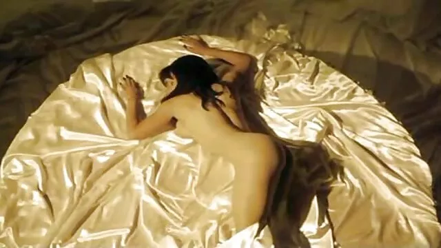 Kvalitatīvs :  Tetovēta blondīne kopulējas lidmašīnā Cool porno filmas 