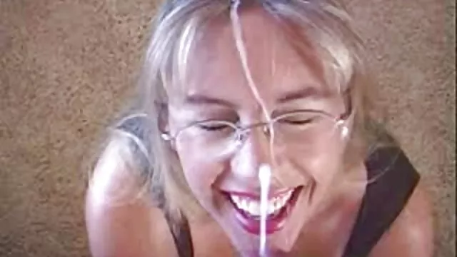 Kvalitatīvs :  Brunete Roksana Reja testē jaunu seksa rotaļlietu Cool porno filmas 