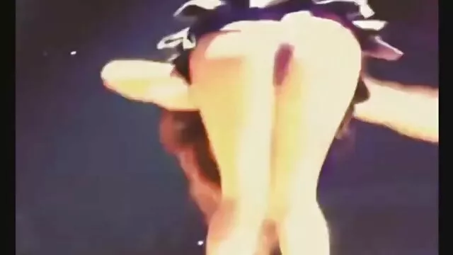 Kvalitatīvs :  Jauku blondu pusaudzi viņas vīrietis sit uz dīvāna Cool porno filmas 