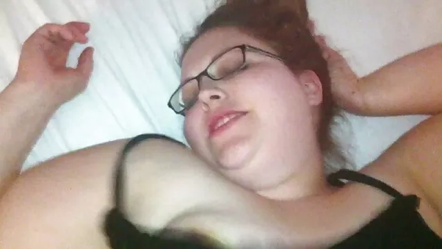 Kvalitatīvs :  Brunete koledžas meitene spēlē porno ainā ar pliku ērzeli Cool porno filmas 