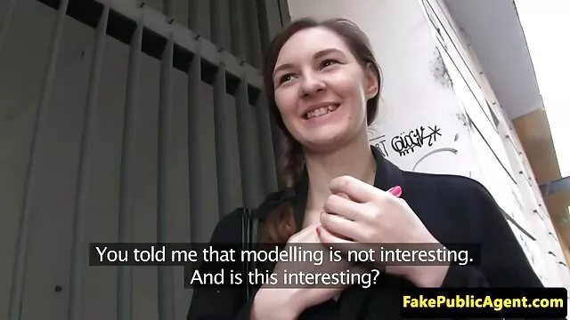 Kvalitatīvs :  Padevīgs zēns analizē meiteni pēc apgrieztās kovmeitenes pozīcijas Cool porno filmas 